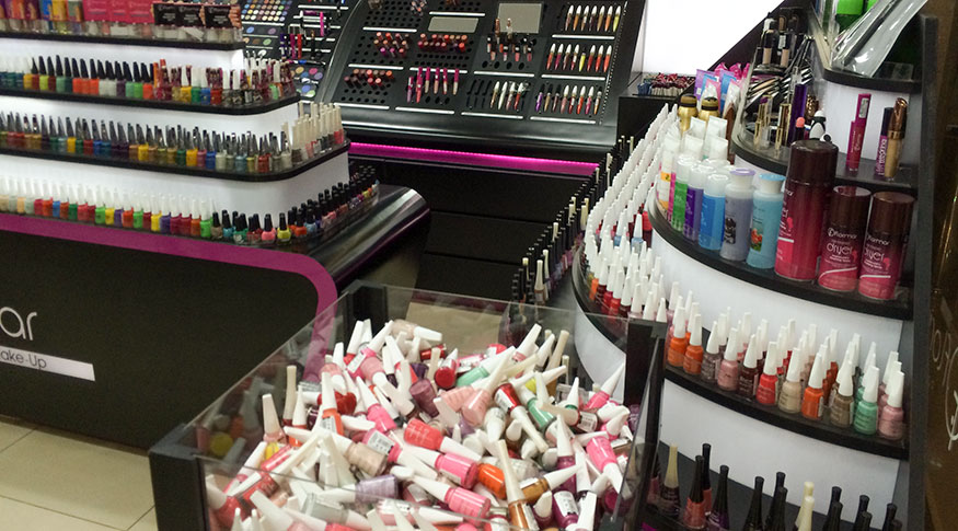 #PraCegoVer bancada e vitrine de esmaltes