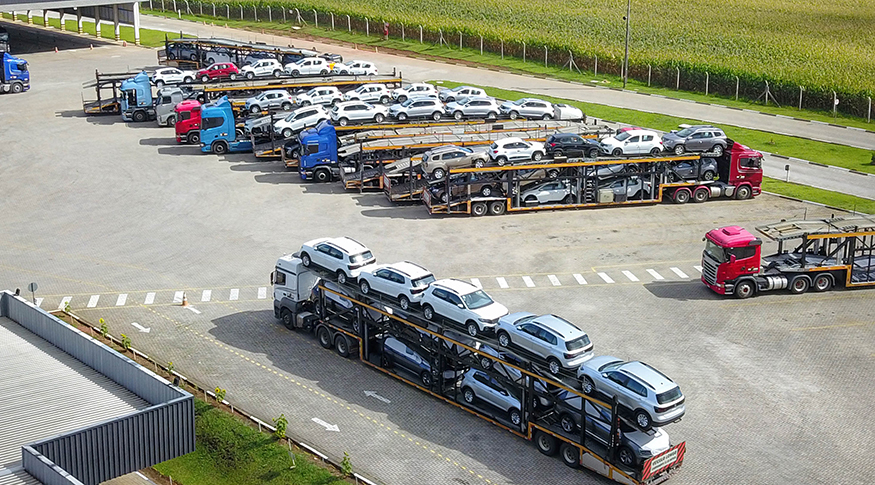 #PraCegoVer A foto mostra imagem aérea de polo automotivo, com vários carros enfileirados