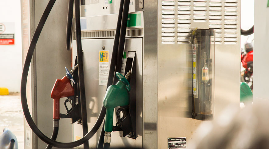 #PraCegoVer A foto mostra o detalhe de uma bomba de gasolina.