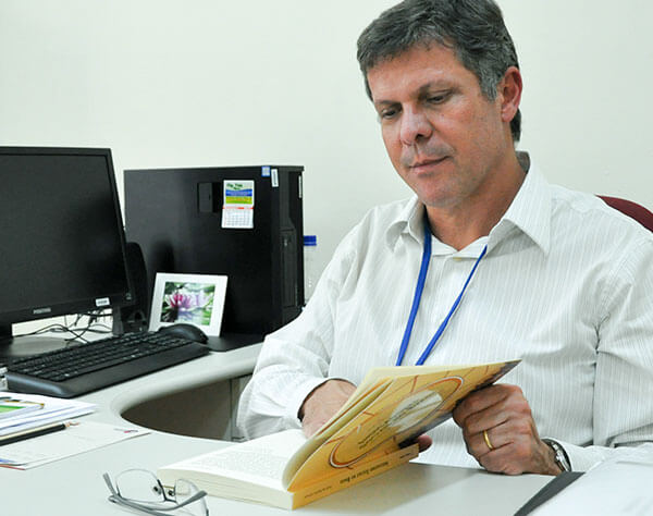 #PraCegoVer foto do autor Paulo Jannuzzi lendo o livro