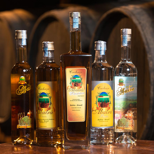 #PraCegoVer foto de garrafas de cachaça produzida em Abaíra