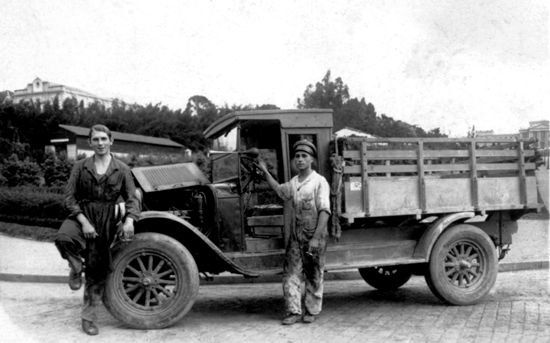 Caminhão pertencente ao imigrante espanhol Francisco de Paula Jimenez Dominguez. São Paulo – década de 1930. Família Jimenez Dominguez / Memorial do Imigrante