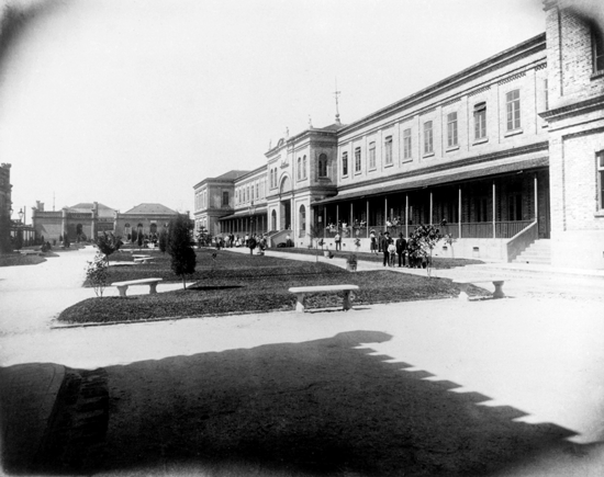 Fachada da Hospedaria de imigrantes, São Paulo (SP) – c. 1920. Memorial do Imigrante / Museu da Imigração.
