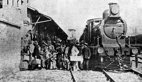 Desembarque dos imigrantes na estação da hospedaria - São Paulo (SP) – c.1907. Memorial do Imigrante/Museu da Imigração