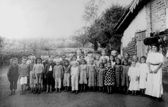 Alunos e na escola de Núcleo Colonial Campos Salles. Instituto Agronômico de Campinas - SP