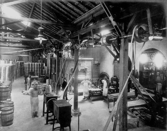Interior de indústria na cidade de São Paulo. Inicio do século XX. Instituto Agronômico de Campinas – SP