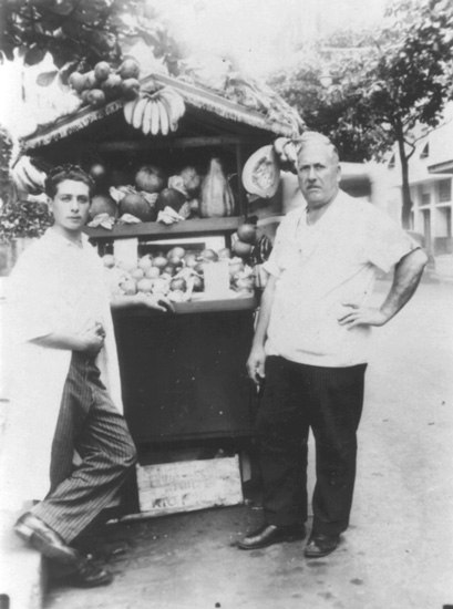 Pascoal, chegado ao Brasil nos anos 20,com sua barraquinha de frutas. Copacabana – RJ. Década de 50. Foto cedida por Angela de Castro Gomes