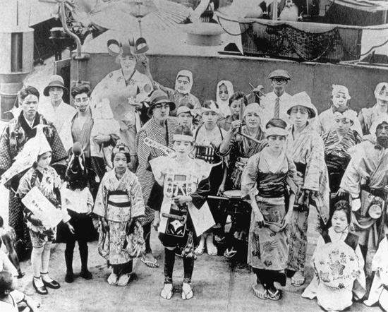Entretenimento de imigrantes em navio japonês – década de 30 - Museu Histórico da Imigração Japonesa