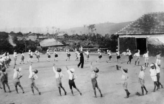 Em frente à escola de língua japonesa, professor e alunos fazem ginástica - Década de 30 - Museu Histórico da Imigração Japonesa