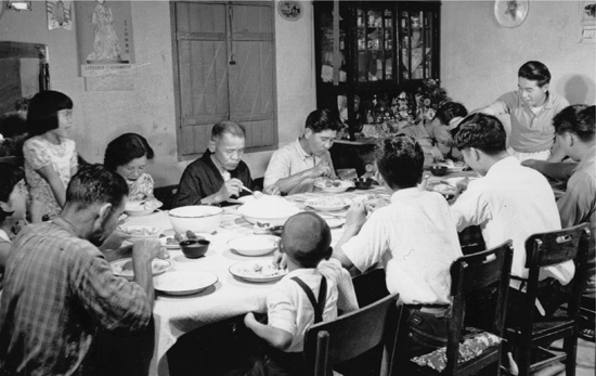 No Japão destruído pela guerra, na década de 50, famílias inteiras decidiram emigrar para o Brasil. Muitas delas vieram através da Cooperativa Agrícola de Cotia e se fixaram no interior do Estado de São Paulo, como esta que está reunida para o jantar. Museu Histórico da Imigração Japonesa